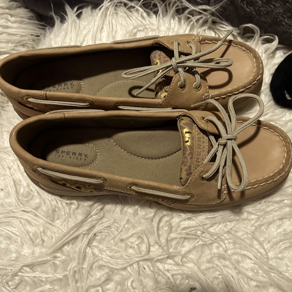 Sperry size 8 women beige and gold